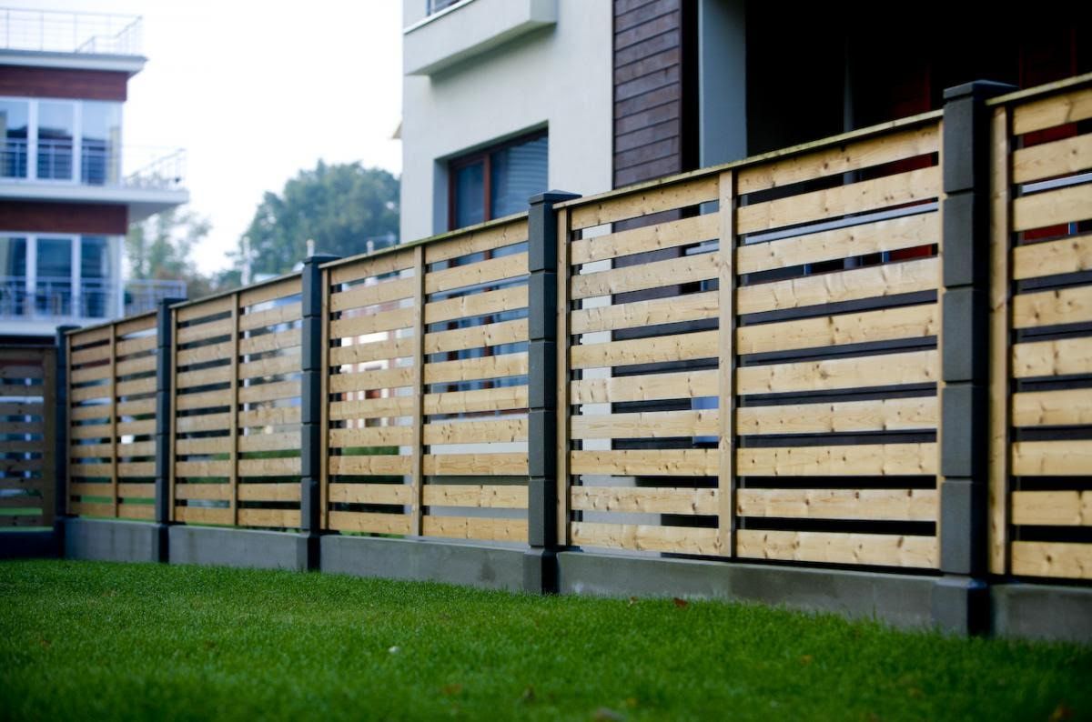 Забор с деревянными секциями